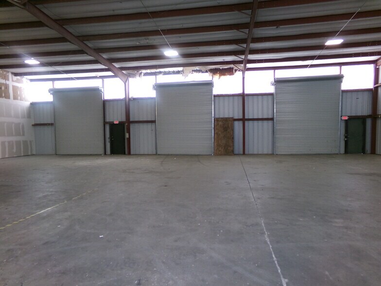 More Photos Of 3034-3036 Waterfield Ln, Lakeland Warehouse For Lease