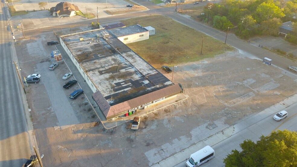 More Photos Of 1302 E Crestwood Dr, Victoria Industrial For Sale