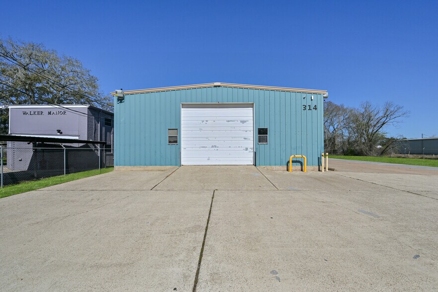 More Photos Of 314 E Walker St, League City Warehouse For Lease