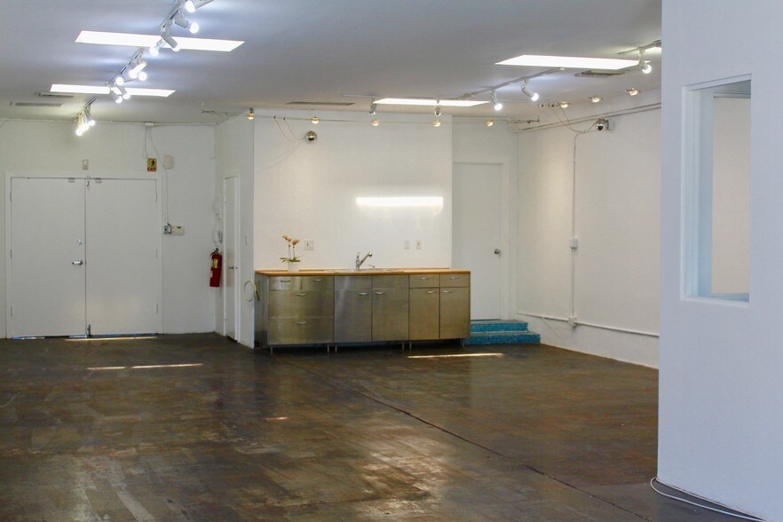 More Photos Of 2317 W Magnolia Blvd, Burbank Storefront For Sale