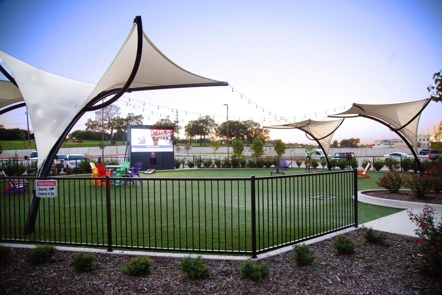 More Photos Of 210-337 Shops Blvd, Willow Park General Retail For Lease