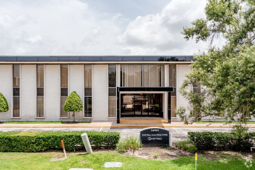 More Photos Of 16903 Buccaneer Ln, Houston Coworking Space