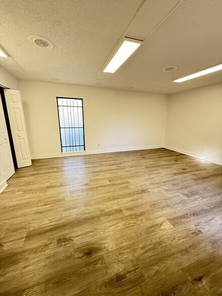 More Photos Of 10932 Katy Fwy, Houston Office For Lease