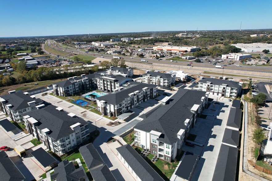 More Photos Of SWQ I-20 @ Main St, Weatherford Land For Lease