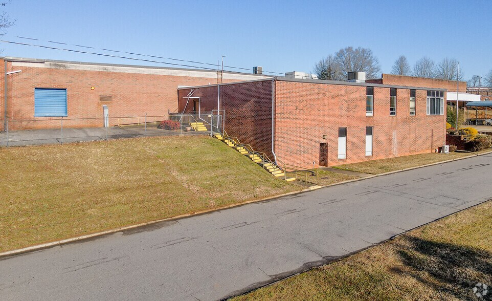 More Photos Of 820 Cochran St, Statesville Warehouse For Lease