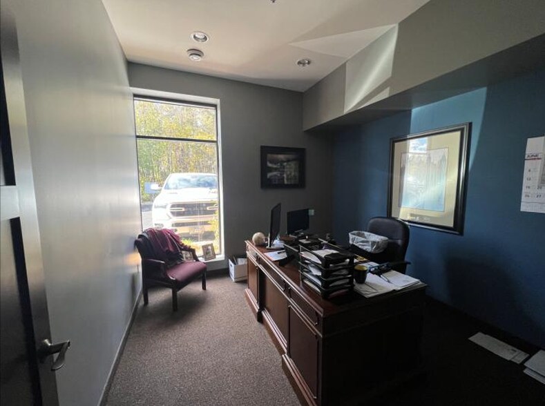 More Photos Of 1550 91st St NE, Blaine Flex For Lease