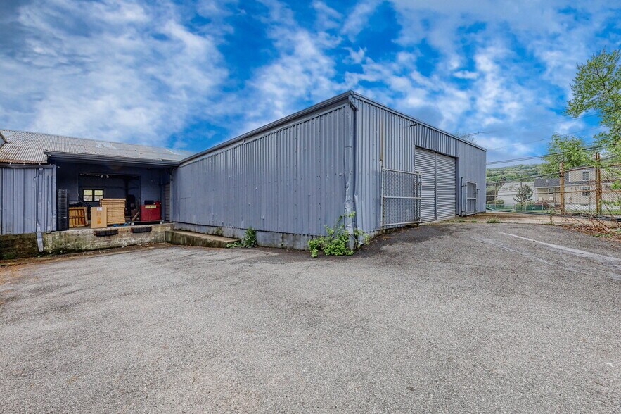 More Photos Of 109-111 Ethel Ave, Hawthorne Warehouse For Lease