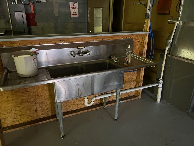 More Photos Of 5918 Coca Cola Blvd, Columbus Warehouse For Lease