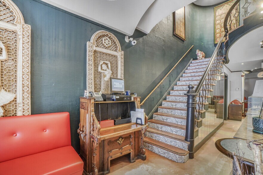 More Photos Of 1450 Rue Crescent, Montréal Restaurant For Lease