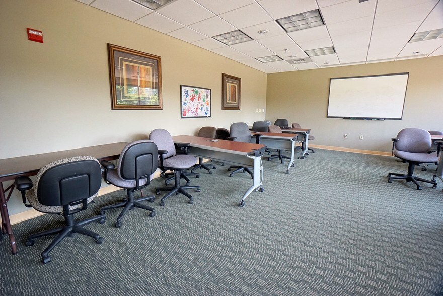 More Photos Of 6 Trafalgar Sq, Nashua Office For Lease