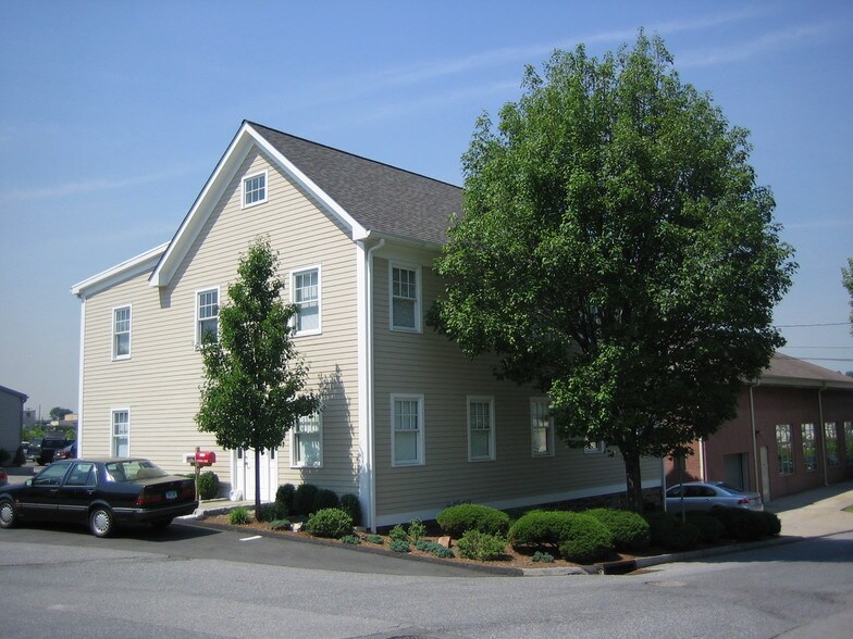 More Photos Of 16 Division St W, Greenwich Loft Creative Space For Lease