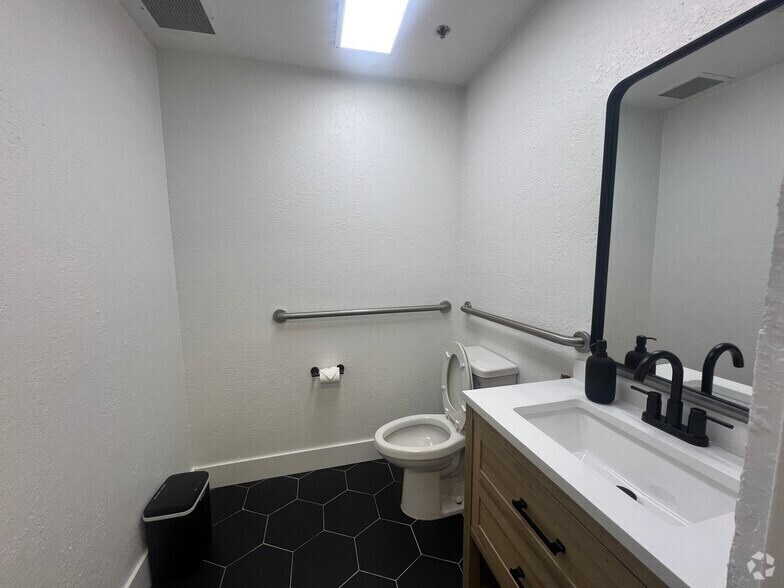 More Photos Of 375-3 S 12th St, Tampa Office For Sale