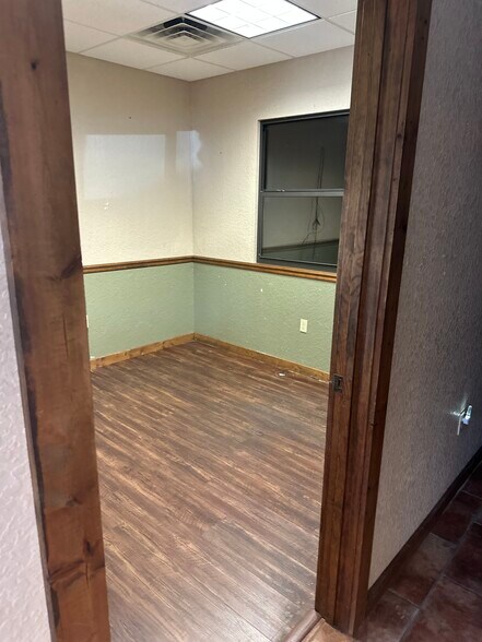 More Photos Of 1817 Greenleaf Ln, Leesburg Light Distribution For Lease
