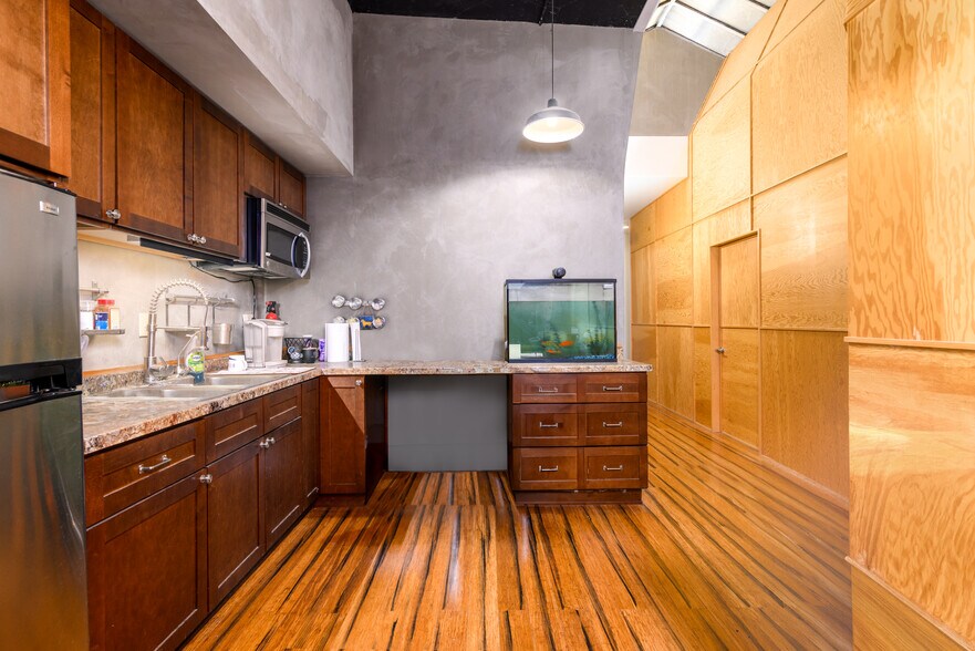 More Photos Of 1721 E Main St, Ventura Storefront For Sale