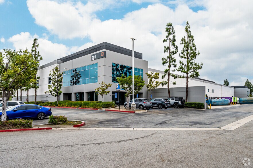 More Photos Of 302 Rockefeller Ave, Ontario Warehouse For Lease