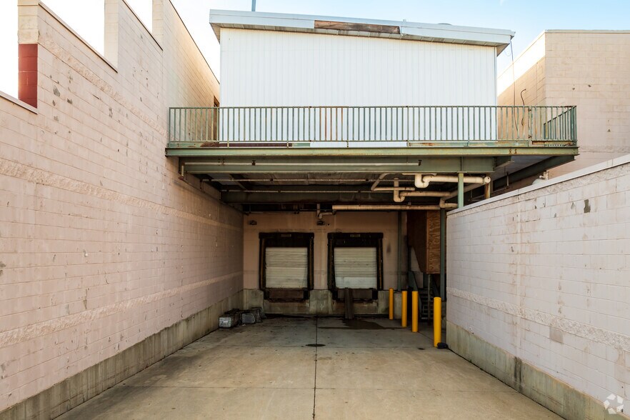 More Photos Of 980 Elk Grove Town Ctr, Elk Grove Village Unknown For Lease