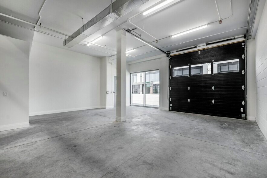 More Photos Of 587 Hanlon Creek Blvd, Guelph Showroom For Lease