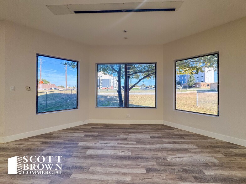 More Photos Of 2400 Worthington St, Denton Medical For Lease