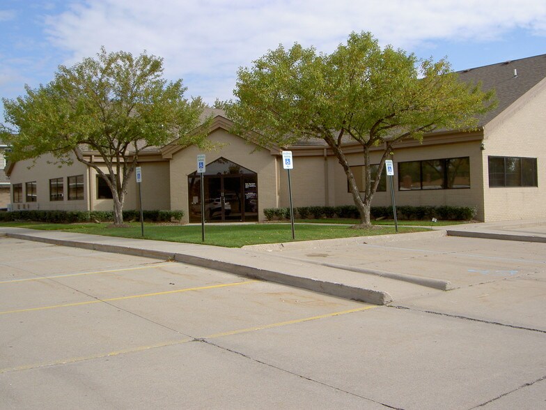 More Photos Of 30205 Schoenherr Rd, Warren Medical For Lease