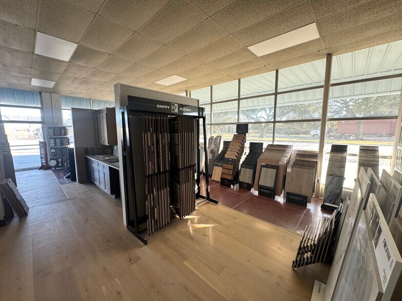 More Photos Of 1460 Bay St W, Savannah Showroom For Sale