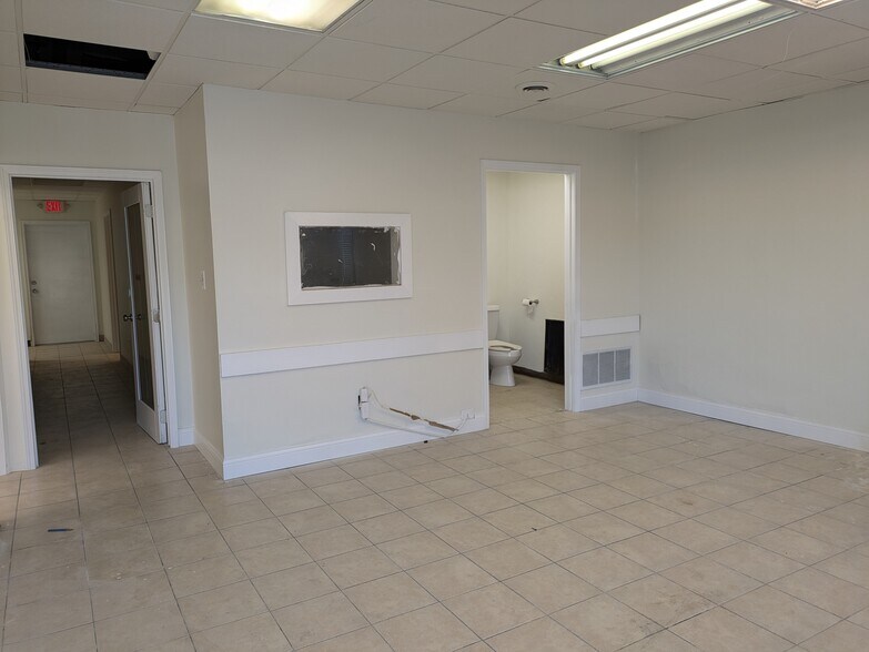 More Photos Of 1434-1436 Chambers Rd, Saint Louis Veterinarian Kennel For Sale