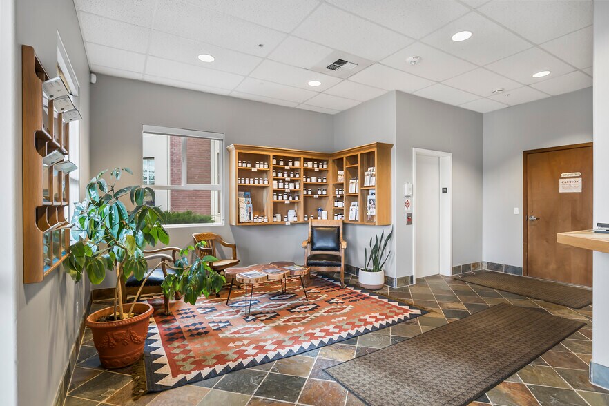 More Photos Of 601 N Larch St, Sisters Research And Development For Sale