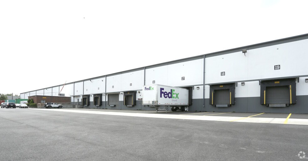 More Photos Of 4 Engelhard Ave, Avenel Warehouse For Lease