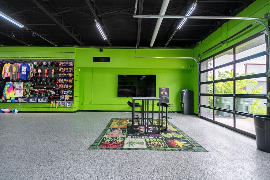 More Photos Of 427 N College Ave, Fayetteville Storefront For Sale