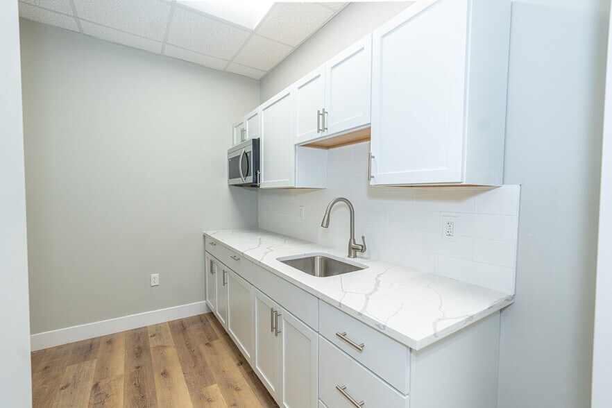 More Photos Of 730 S Marlyn Ave, Essex Flex For Sale