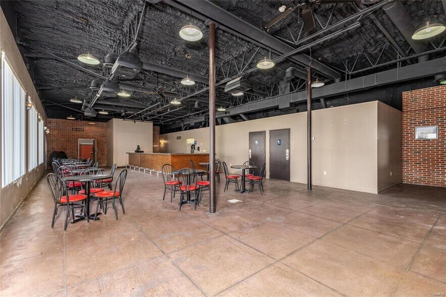 More Photos Of 512 Old Route 66, Saint Robert Showroom For Sale