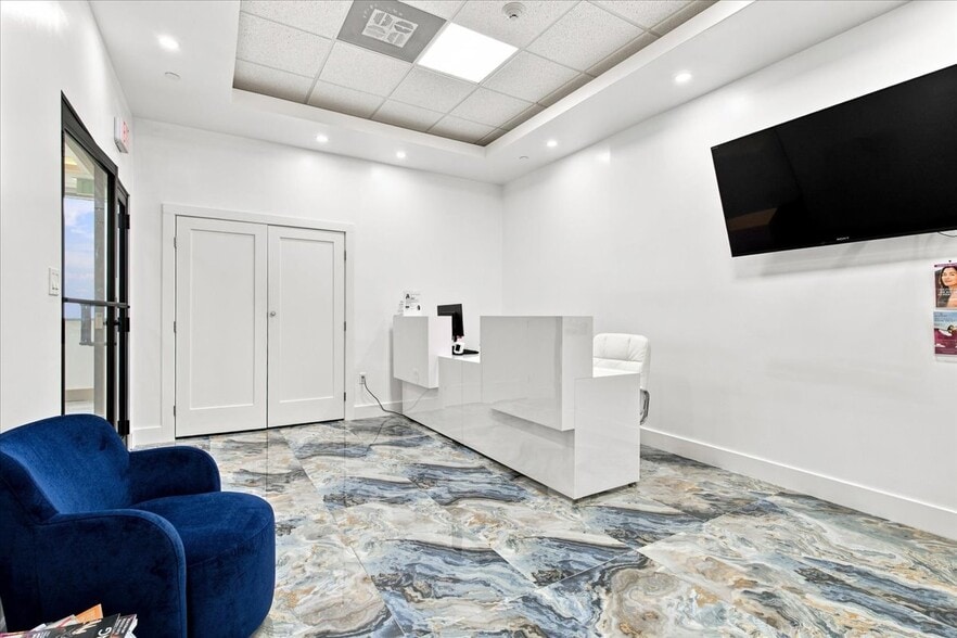 More Photos Of 2920-2950 NE 207th St, Aventura Unknown For Lease