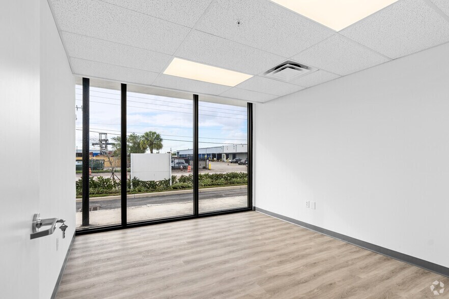 More Photos Of 6501 NW 37th Ave, Miami Warehouse For Lease
