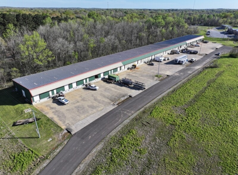 More Photos Of 644 Church Rd, Madison Warehouse For Lease