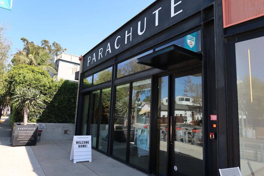 More Photos Of 540-542 Rose Ave, Venice Storefront Retail Residential For Lease