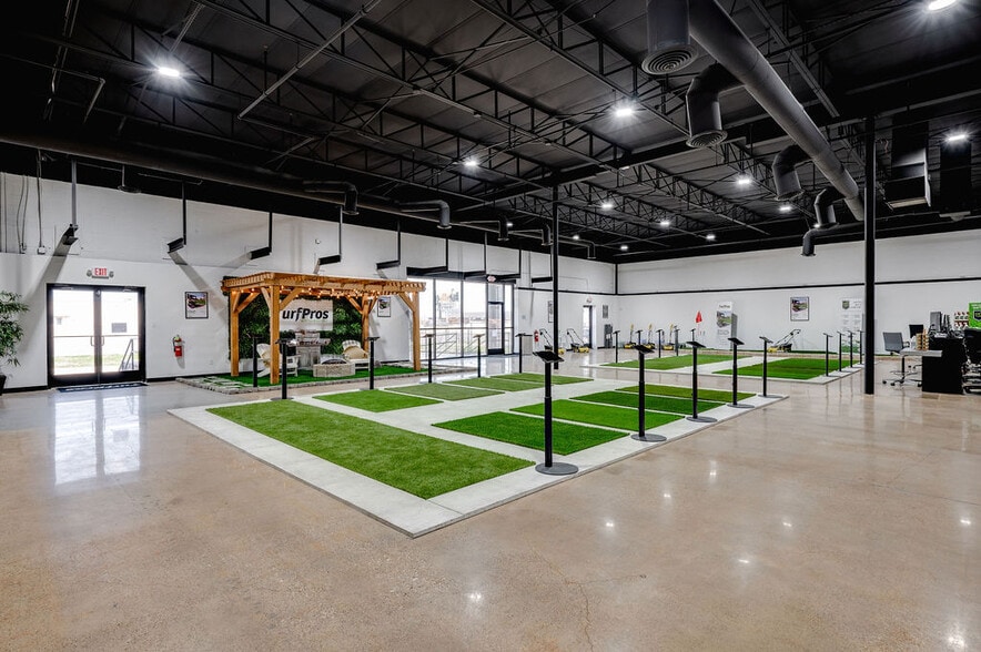 More Photos Of 8811 John W Carpenter Fwy, Dallas Warehouse For Lease