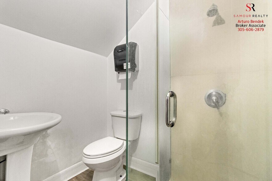 More Photos Of 1723-1745 W 37th St, Hialeah Showroom For Sale