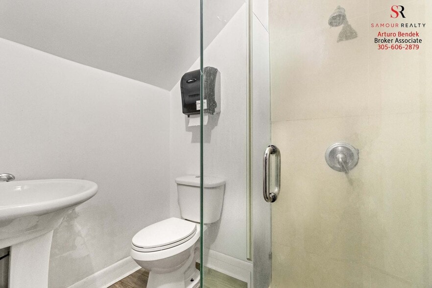 More Photos Of 1723-1745 W 37th St, Hialeah Showroom For Sale