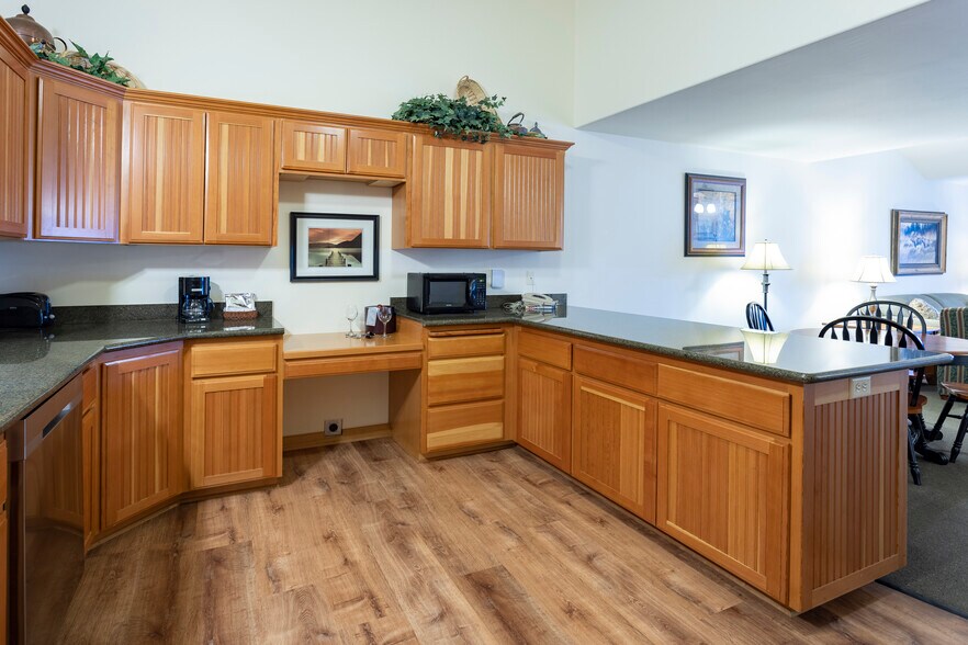 More Photos Of 41-45 Lakeshore Dr, Sagle Hotel For Sale