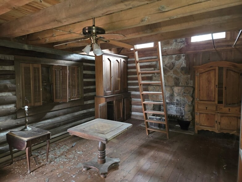 More Photos Of 934 Commander Dr, Roanoke Specialty For Sale