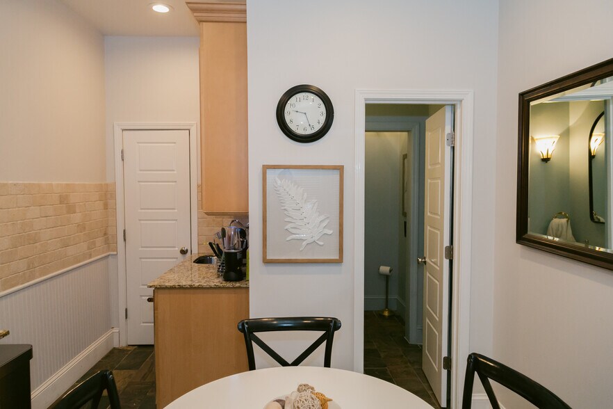 More Photos Of 1513 Oak Grove Rd, Decatur Office For Sale