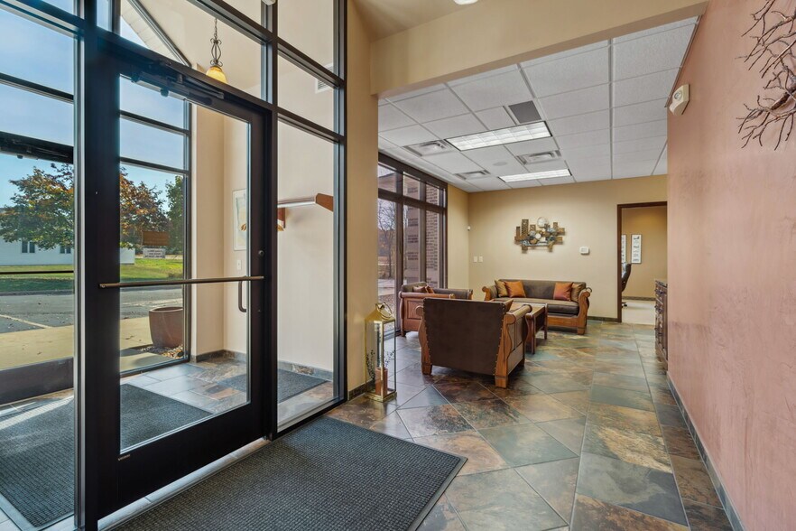 More Photos Of 225 Cedardale Dr SE, Owatonna Office For Sale