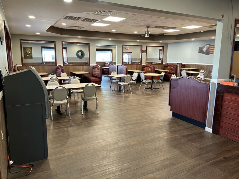 More Photos Of 102 E Park St, Taylorville Freestanding For Sale