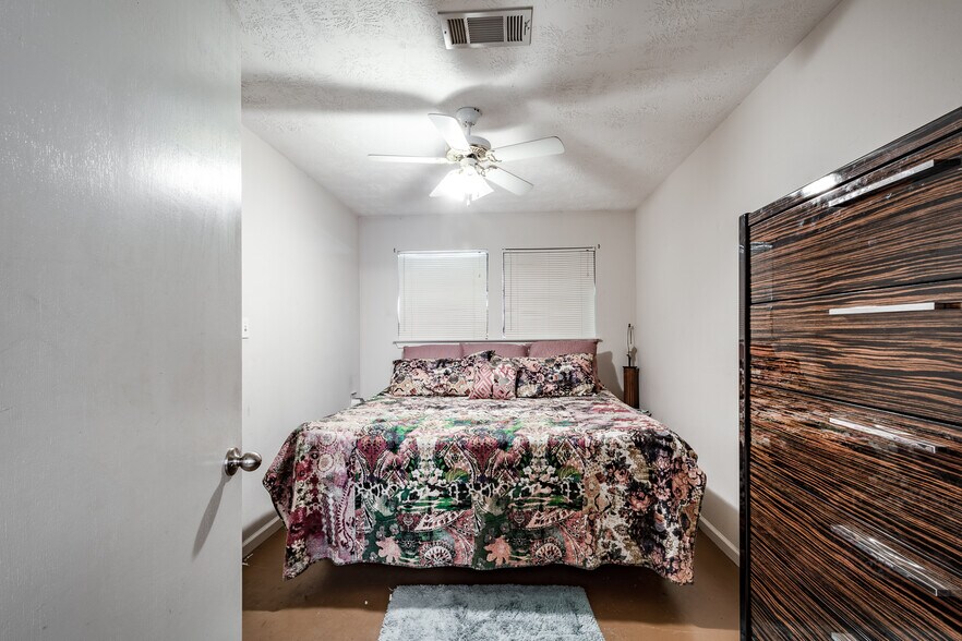 More Photos Of 21014 FM 2100 Rd, Crosby Freestanding For Sale