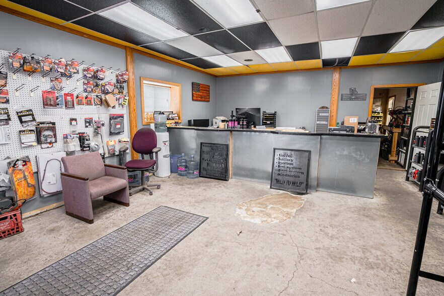 More Photos Of 2750 Millard Ave, Hastings Warehouse For Lease