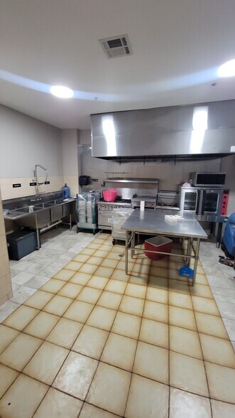 More Photos Of 141 Coit St, Irvington Showroom For Lease