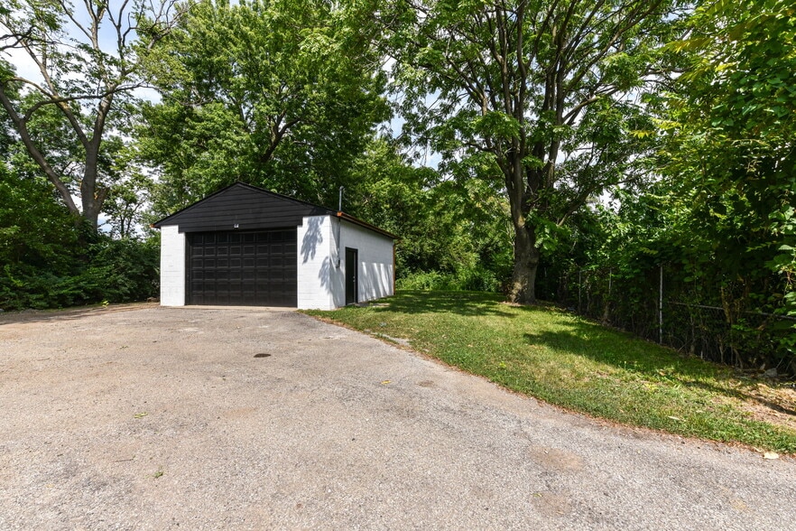 More Photos Of 3910 E 21st St, Indianapolis Auto Repair For Sale