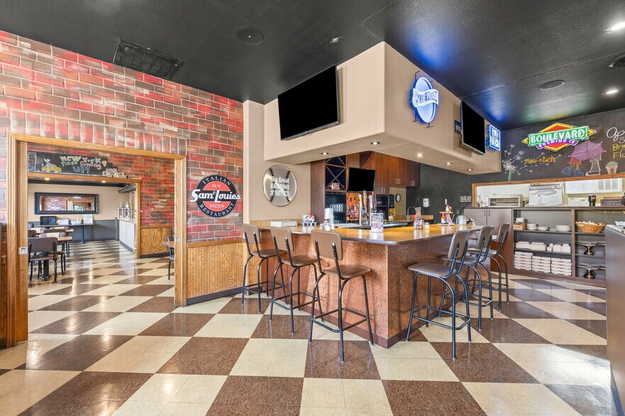 More Photos Of 2150 N State St, Iola Restaurant For Lease