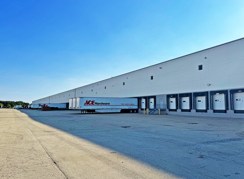 More Photos Of 2145 Internationale Pky, Woodridge Warehouse For Lease