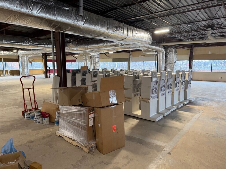 More Photos Of 19701 Vernier Rd, Harper Woods Office For Lease