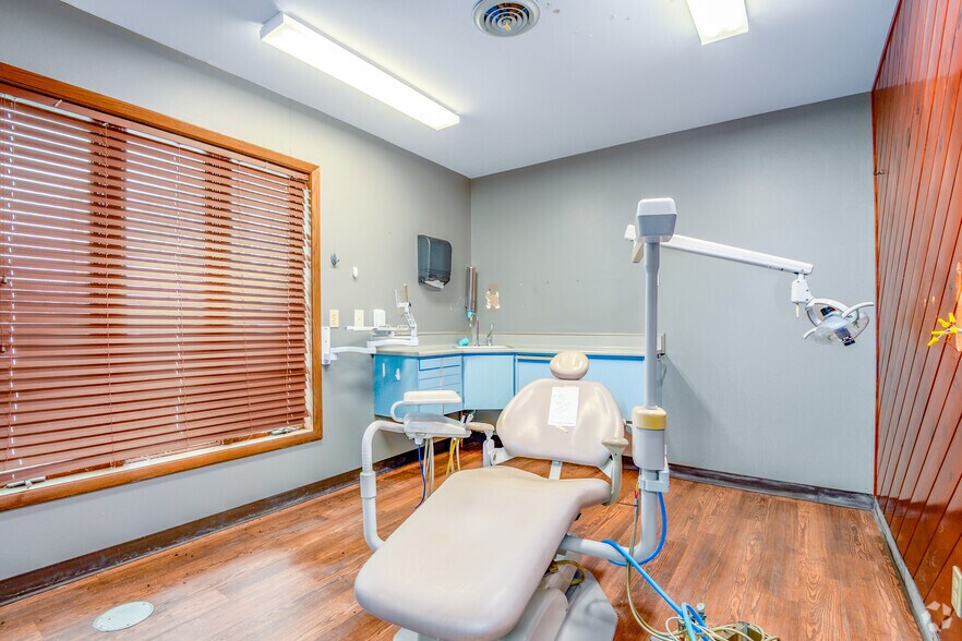 More Photos Of 200-202 S Cherry St, Wittenberg Medical For Sale